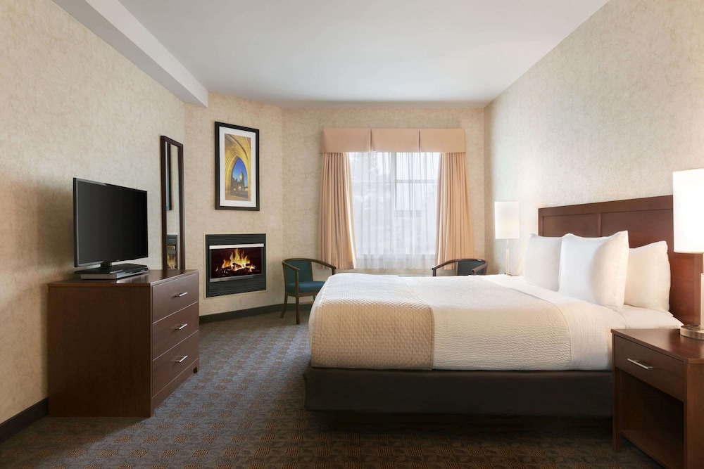 Suite, 1 Queen Bed, Jetted Tub photo 1