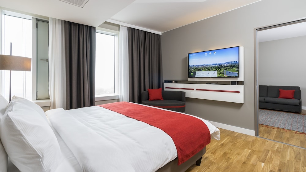Suite, 1 King Bed with Sofa bed (Skyline View) photo 2
