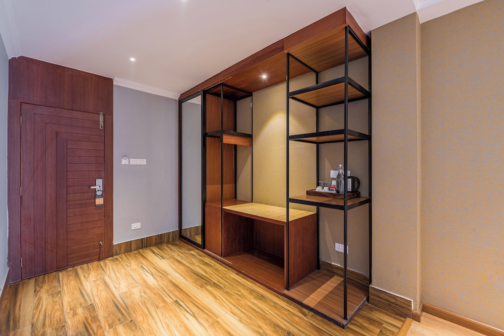 Luxury Room with Balcony - Photo 3
