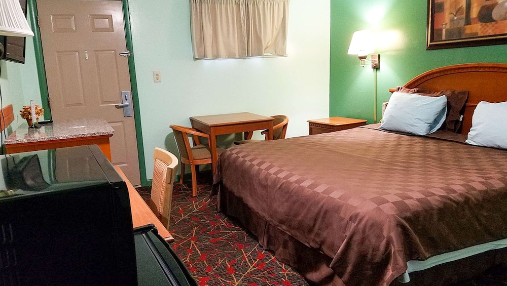Room, 1 King Bed, Smoking photo 2