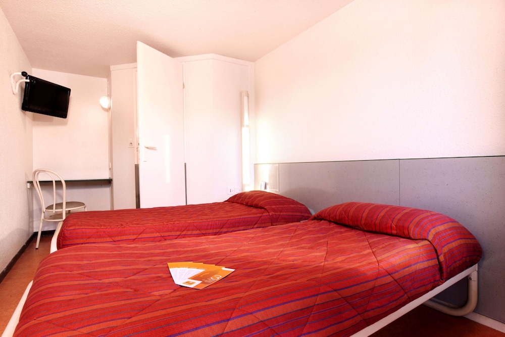 Standard Room, 3 Twin Beds - Photo 5