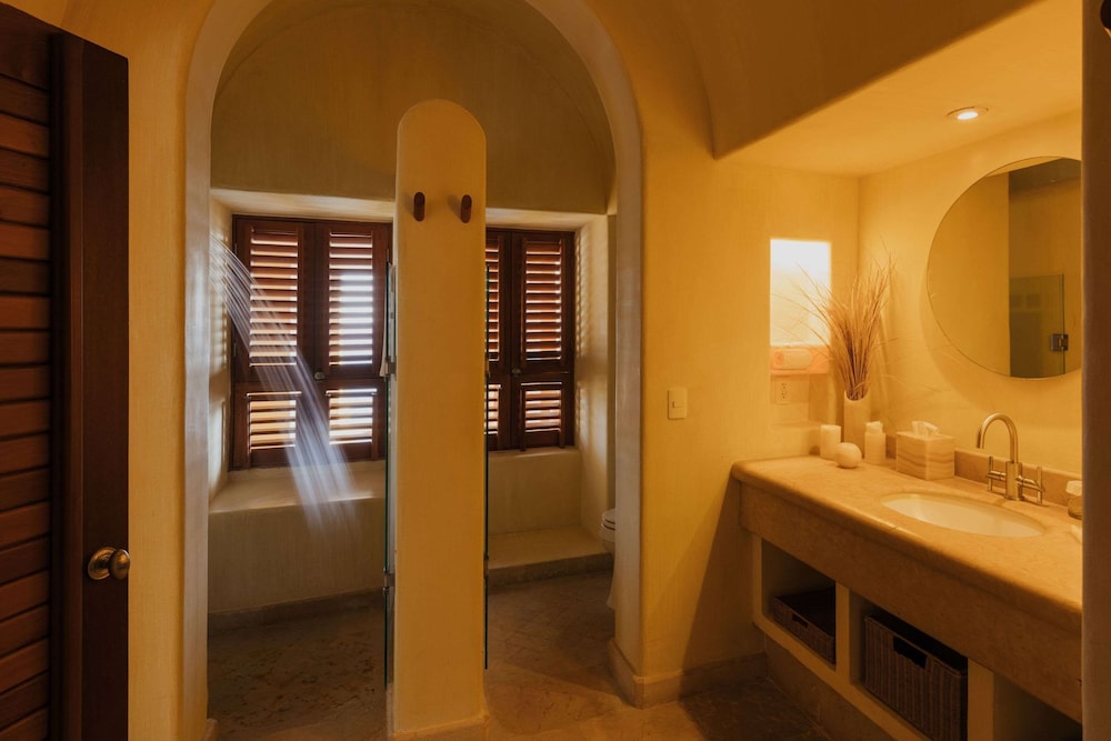Cliffside Ocean Front Suite - Photo 8