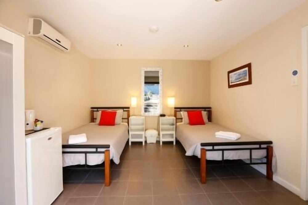 Twin Courtyard Room With Shared Bathroom photo 3