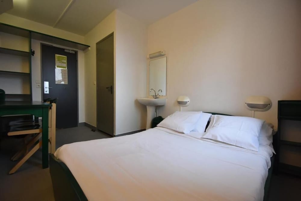 Double Room Shared Bathroom photo 3