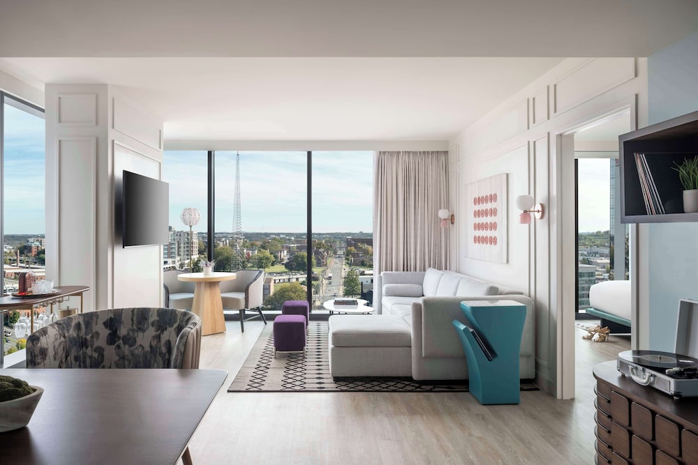 Suite, 1 King Bed (High Floor) - Photo 1