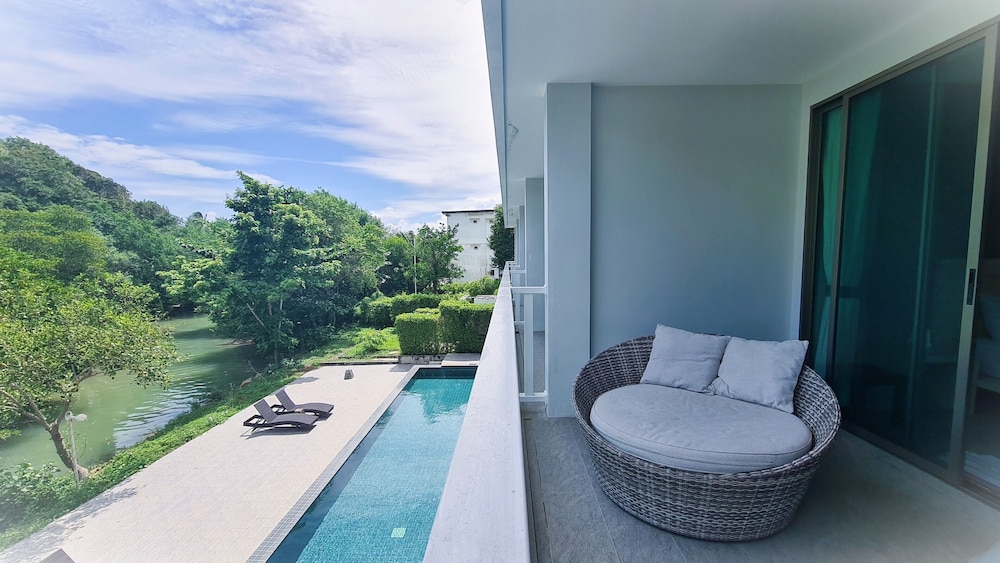 Deluxe Pool View Suites - Photo 5