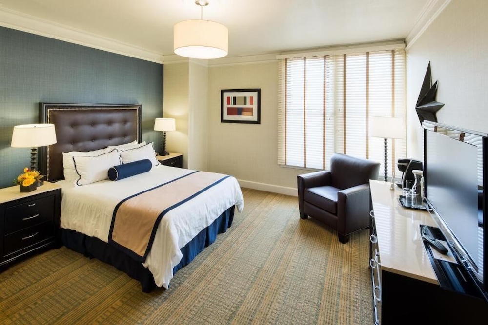 Standard Room, 1 Queen Bed, Non Smoking, Private Bathroom thumbnail 5