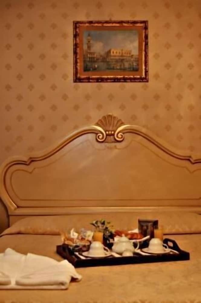 Basic Double Room, 1 Large Twin Bed photo 3