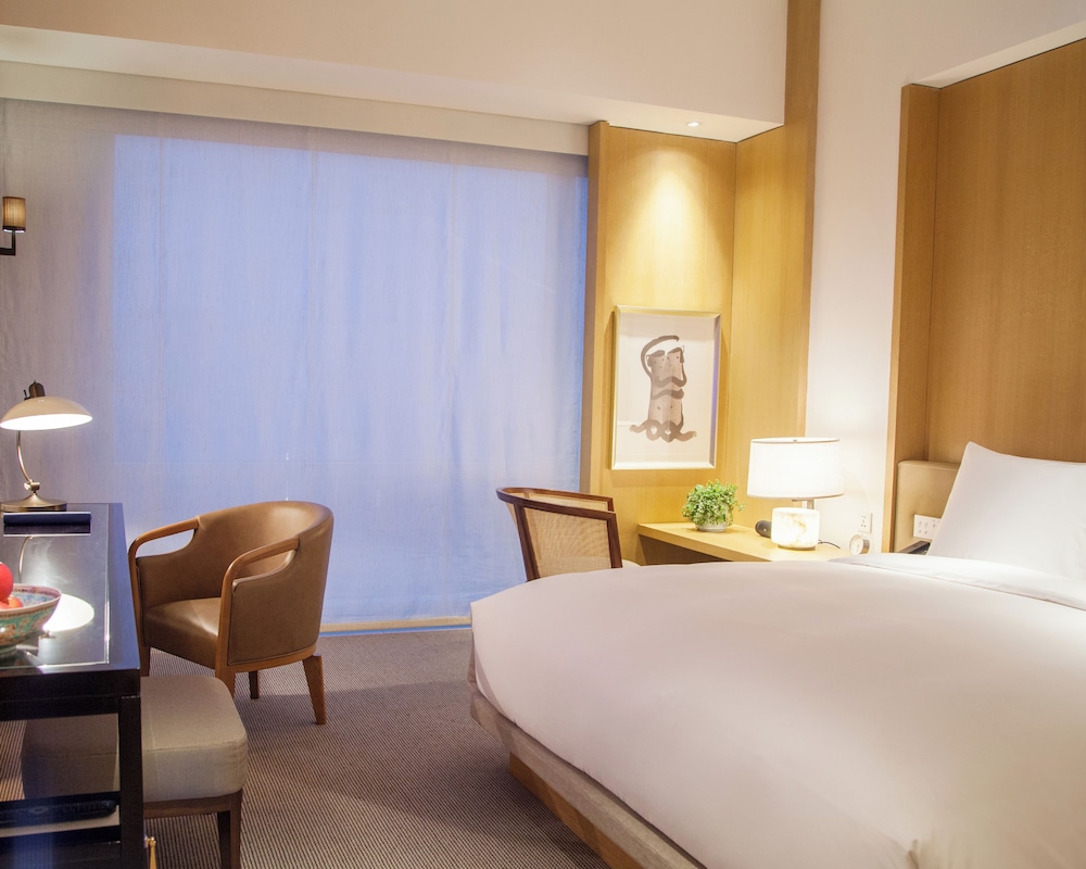 Classic Room, 1 King Bed (City View) photo 3