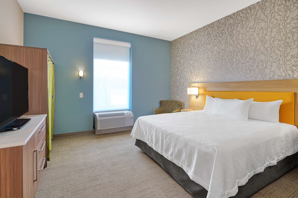 Suite, 1 King Bed, Accessible (Mobility & Hearing, Roll-in Shower) photo 2