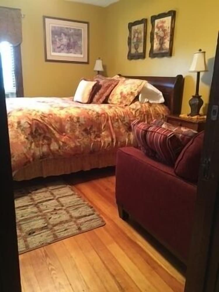Deluxe Double Room, 1 Queen Bed, Private Bathroom (Vintage Rose) photo 3