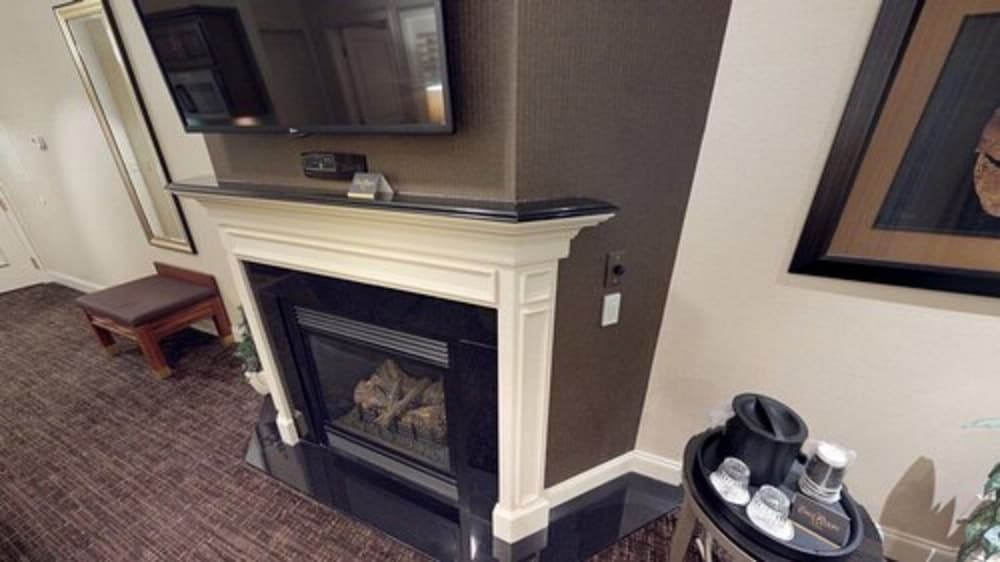Suite, 1 King Bed, Non Smoking, Refrigerator & Microwave (with Sofabed) - Photo 2