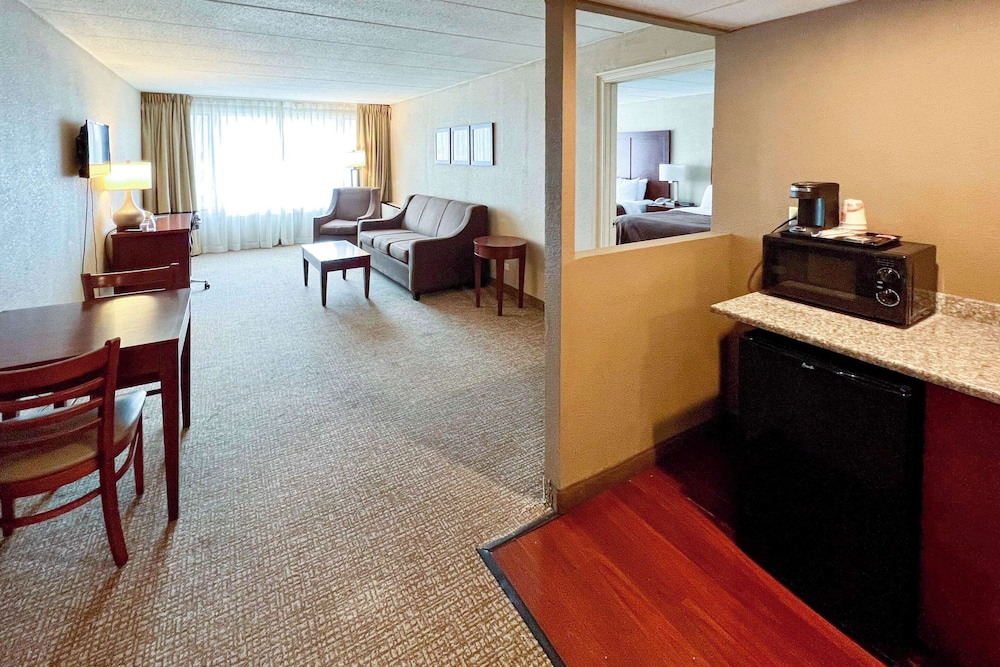 Suite, 2 Queen Beds, Non Smoking - Photo 4