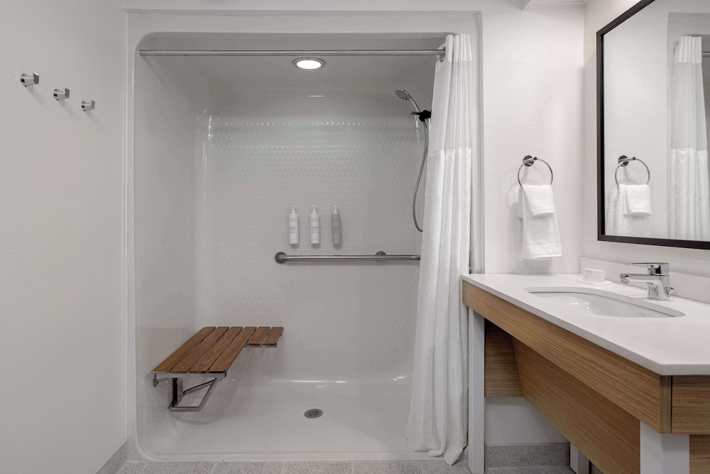 Room, 2 Double Beds, Mobility Accessible (3x3 Shower) - Photo 7