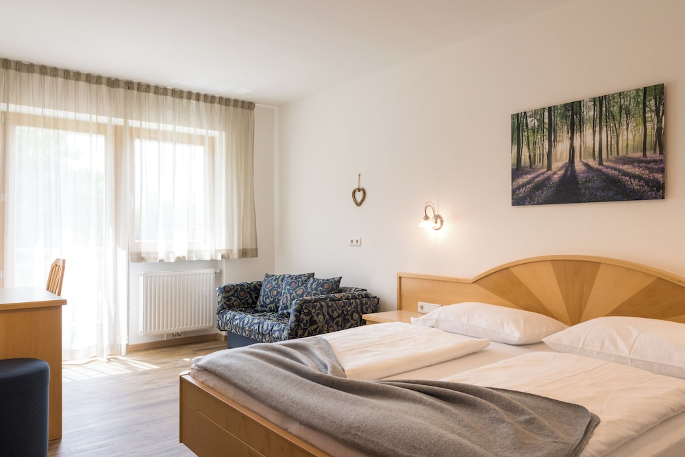 Standard Double Room, 1 Queen Bed, Non Smoking, Private Bathroom photo 3