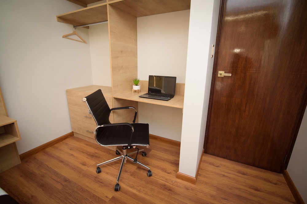 Basic Single Room, 1 Double Bed, Ensuite photo 3