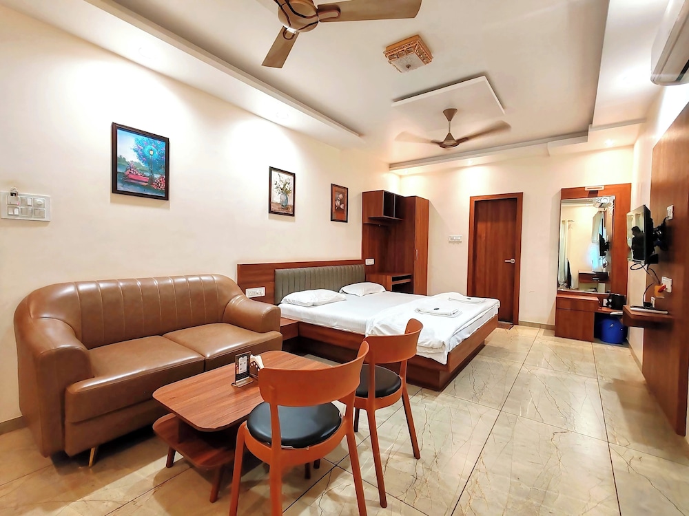 Deluxe Suite, Balcony, City View photo 3