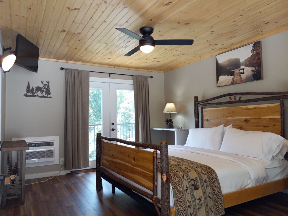 Deluxe Room, 1 King Bed, Accessible, Balcony photo 1