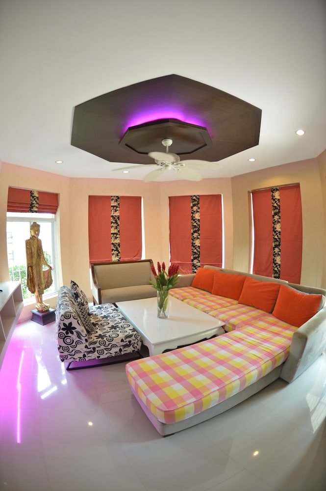 Family Room 7 Bed Rooms photo 2