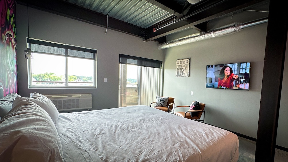 Standard Room, 1 King Bed photo 2