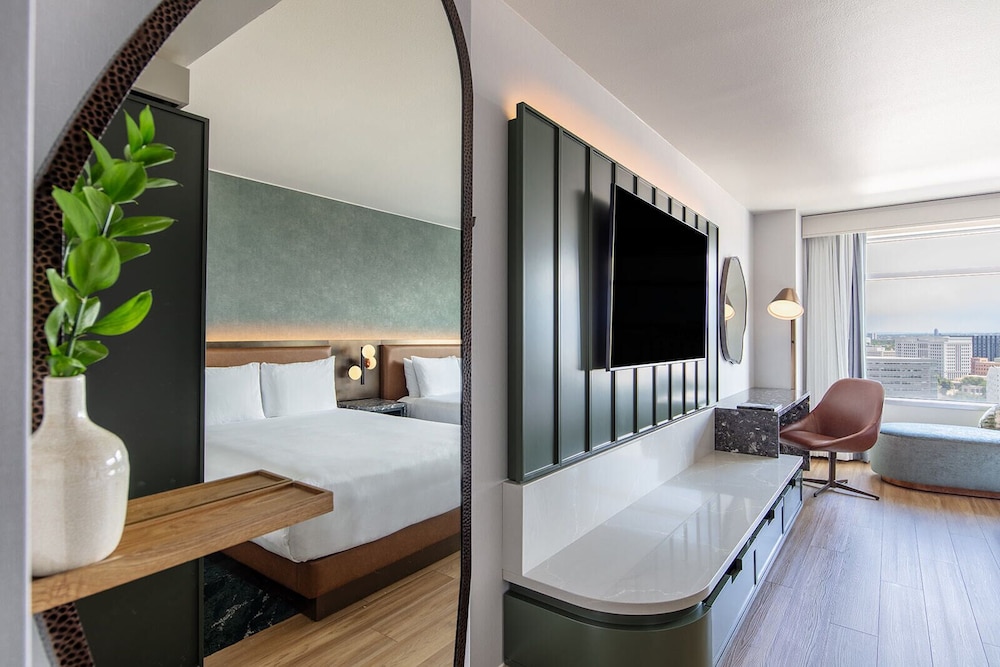 Room, 2 Queen Beds (High Floor) thumbnail 5