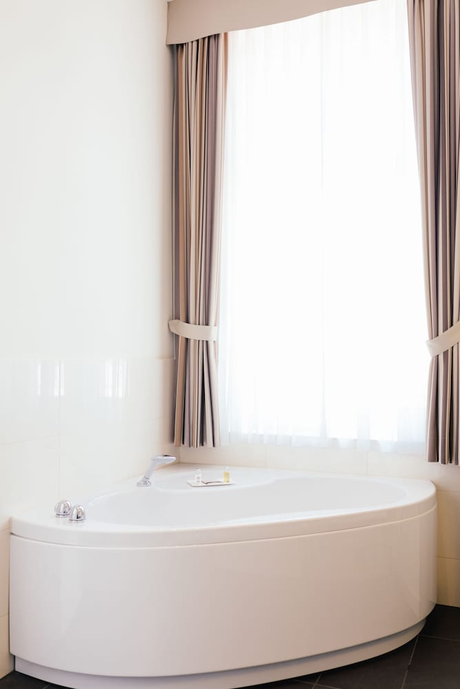 Luxury Suite - Photo 5