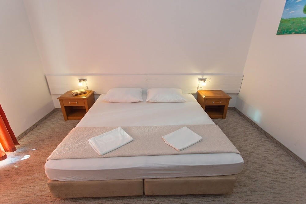 Standard Triple Room, Private Bathroom - Photo 2