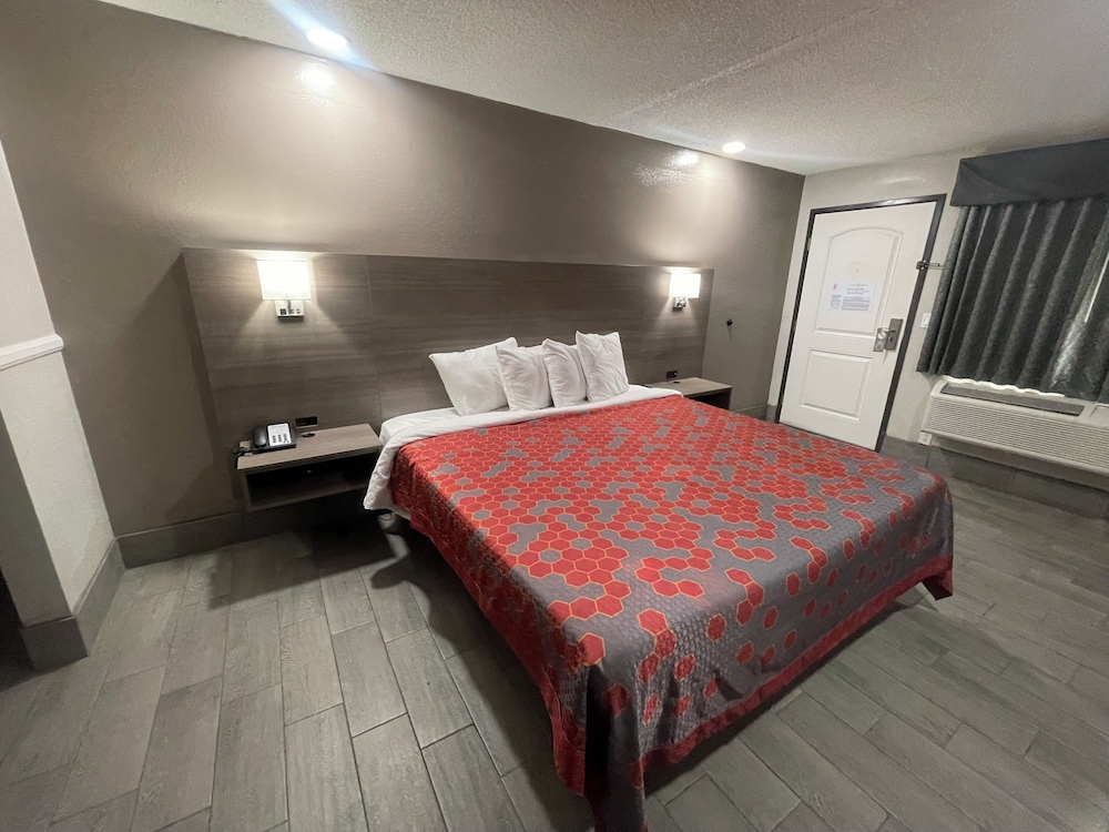 Comfort Room, 1 King Bed, Non Smoking, City View photo 1