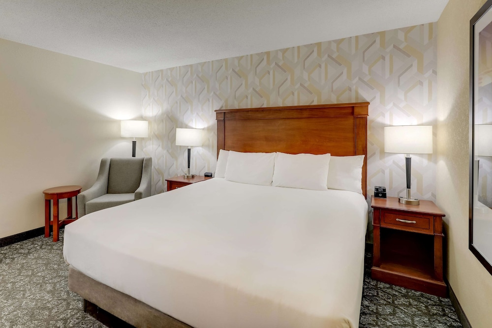 Deluxe Room, 1 Queen Bed, Refrigerator & Microwave (Upper Floor)