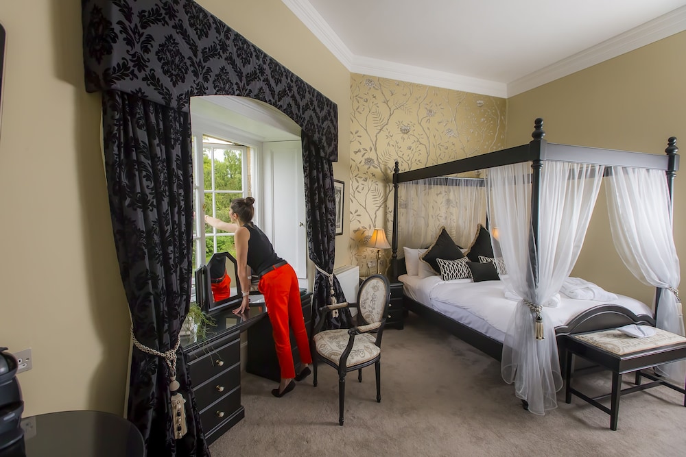 Junior Suite, 1 Bedroom, Garden View (Four Poster Bed) photo 3