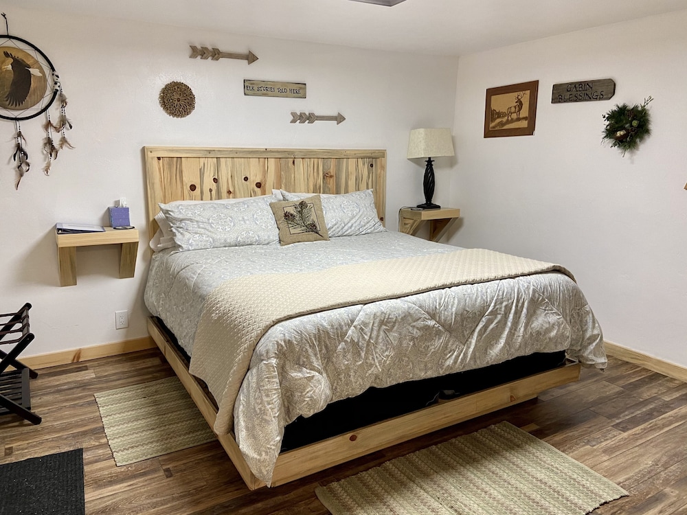 Deluxe Room, 1 King Bed photo 1