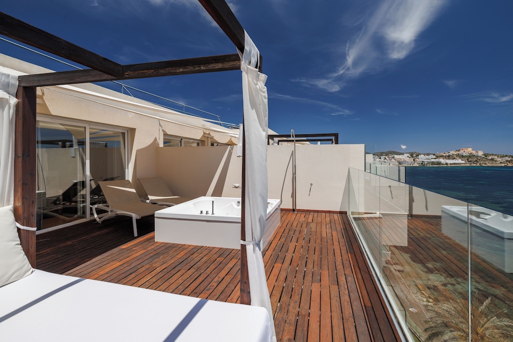 Panoramic Duplex, Jetted Tub, Sea View (Suite) - Photo 11