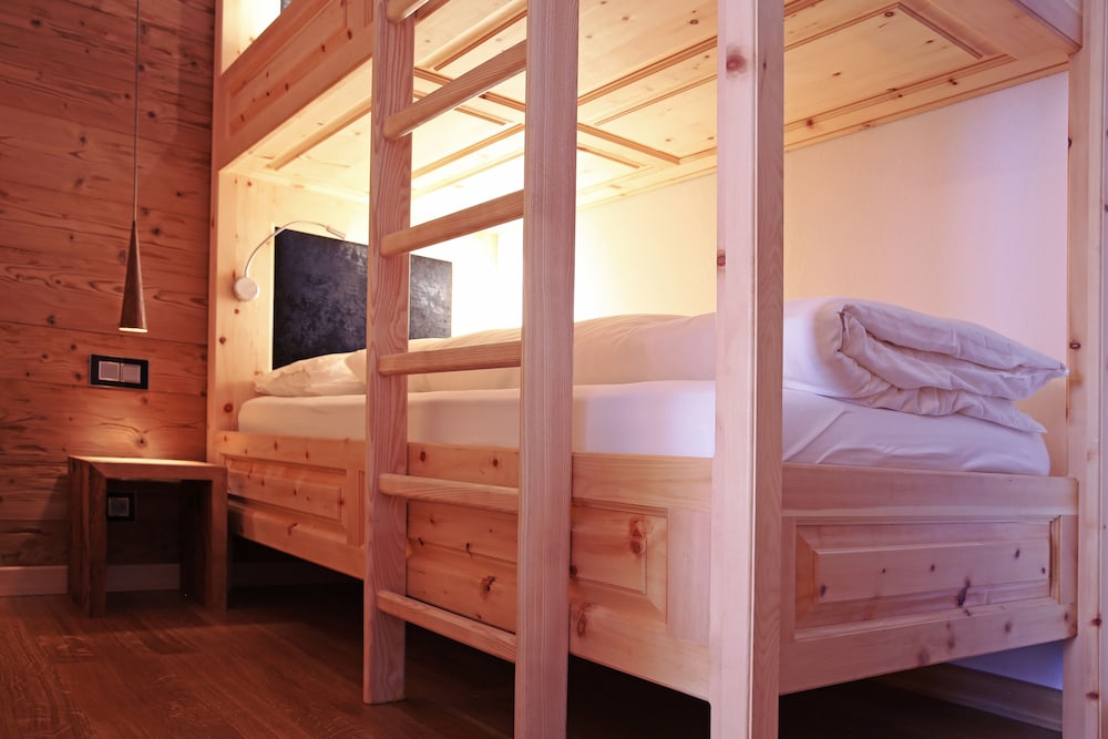 Family Quadruple Room, 1 Bedroom, Private Bathroom, River View thumbnail 5