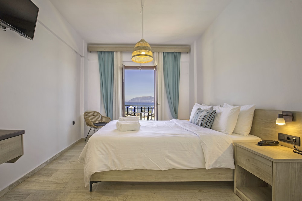 Twin or double STANDARD room with Sea view photo 1