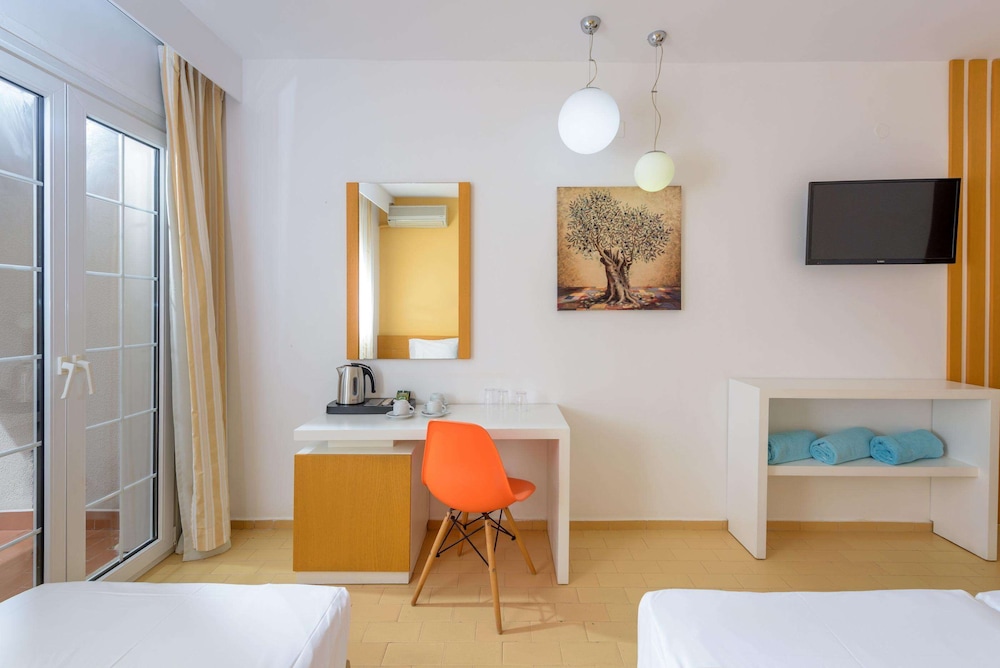 Triple Room thumbnail 5