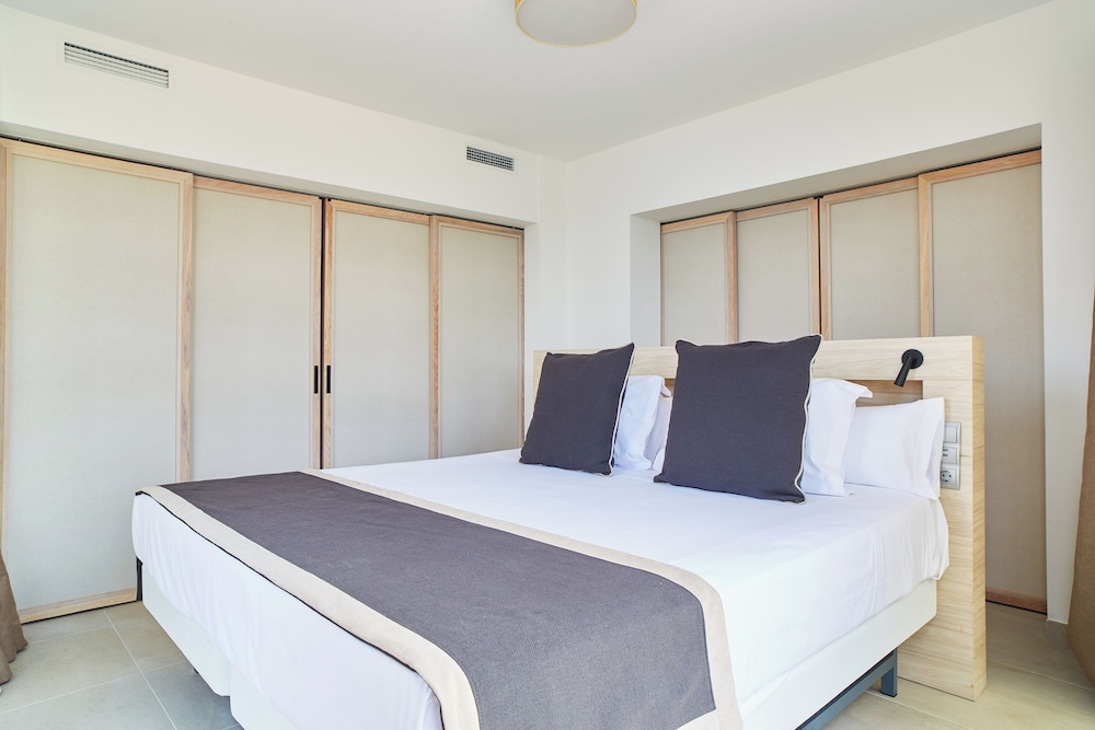 Junior Suite Collection (2 Adults + 1 Child)