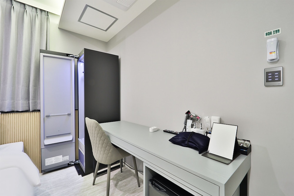 Premium Twin Room - Photo 3