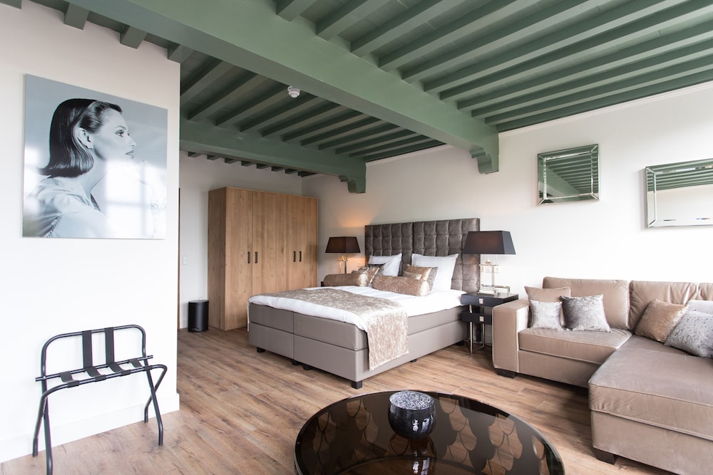 Superior Suite, 1 King Bed, Non Smoking, Canal View