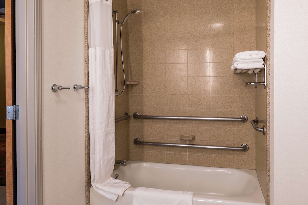 Room, 2 Queen Beds, Accessible, Bathtub - Photo 5