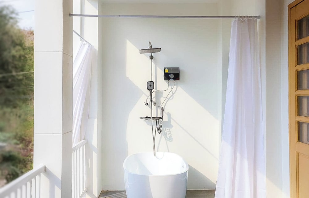 Deluxe Room with Bathtub and Terrace - Photo 3
