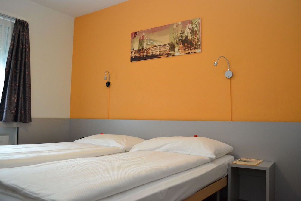 Economy Double Room - Photo 9
