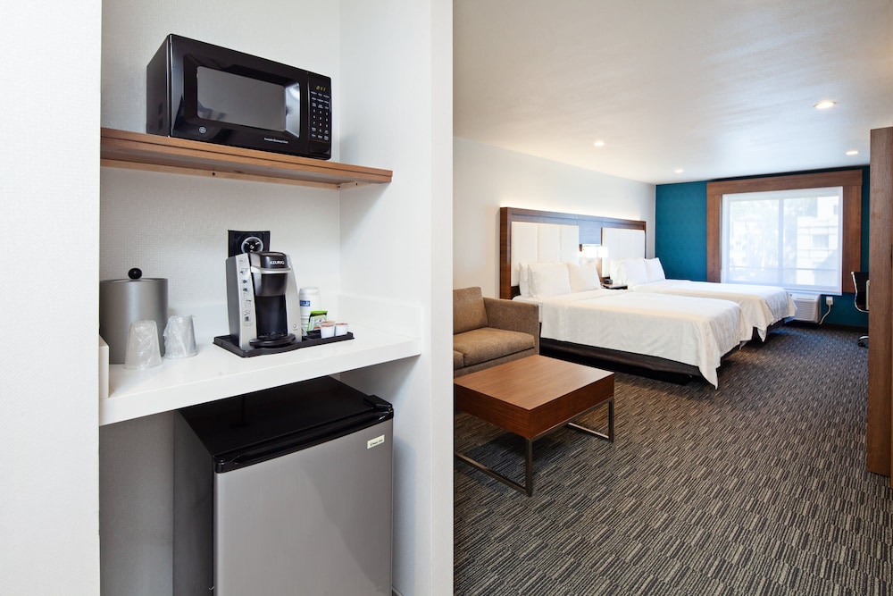 Suite, 2 Queen Beds, Accessible Bathtub (Accessible Tub)
