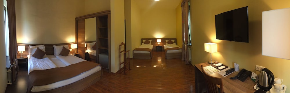 Deluxe Quadruple Room, Refrigerator photo 2