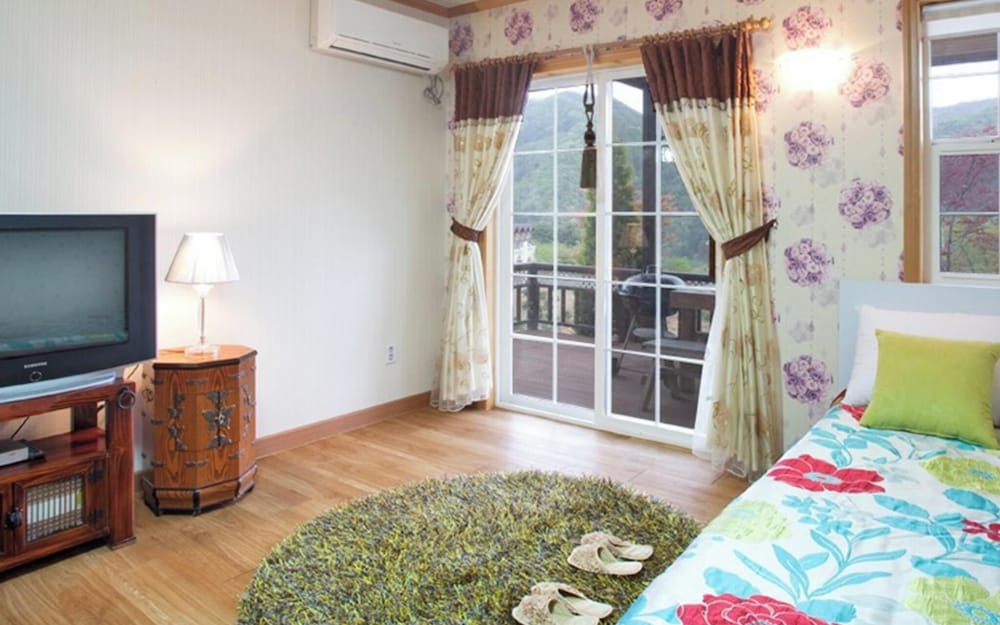 Room (Room 102 (Studio Family Room))