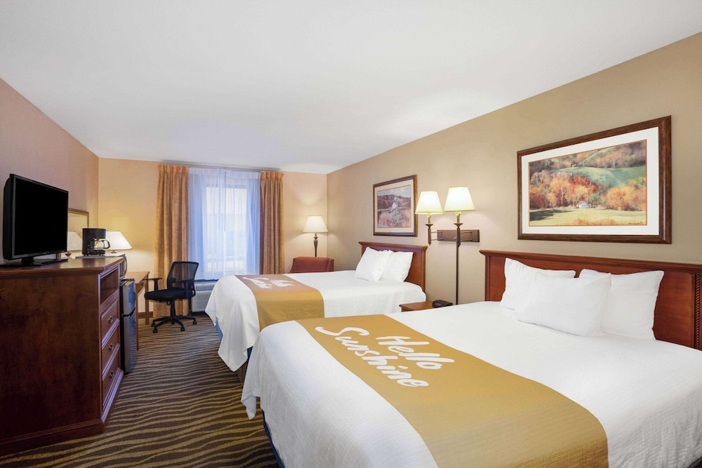 Room, 2 Queen Beds, Smoking - Photo 1