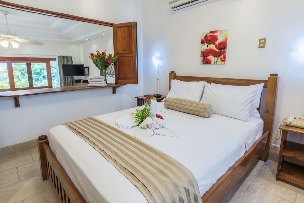 Standard Room, 1 Queen Bed, Kitchen, Partial Ocean View (With Two Single Sofabeds) photo 3