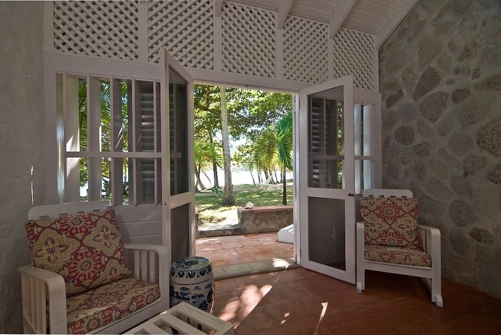 Room, 1 King Bed, Beachfront photo 3