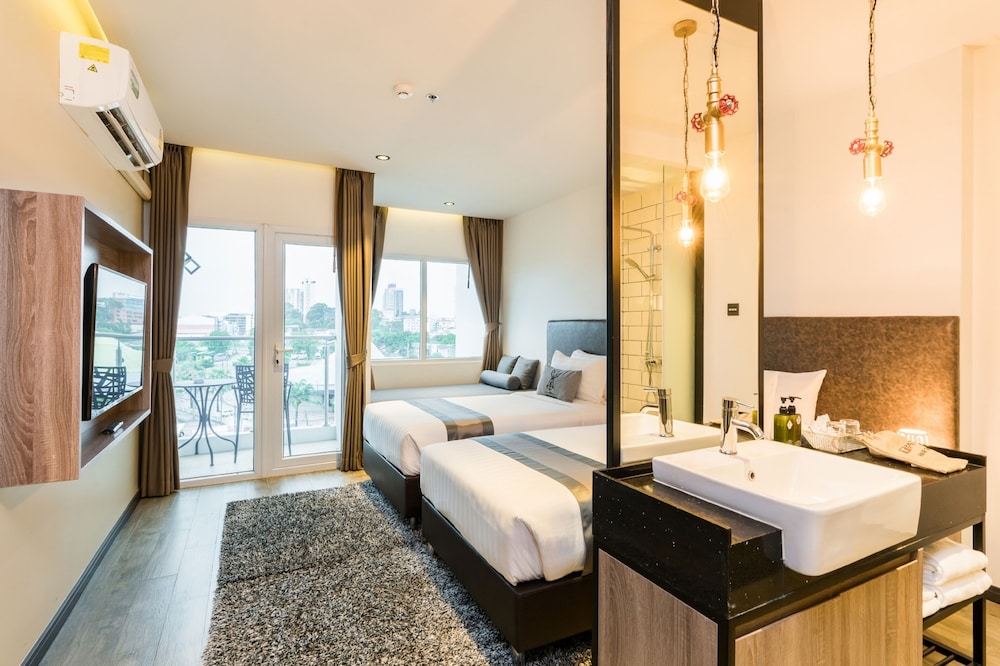 Superior Twin Room, Balcony, City View photo 2