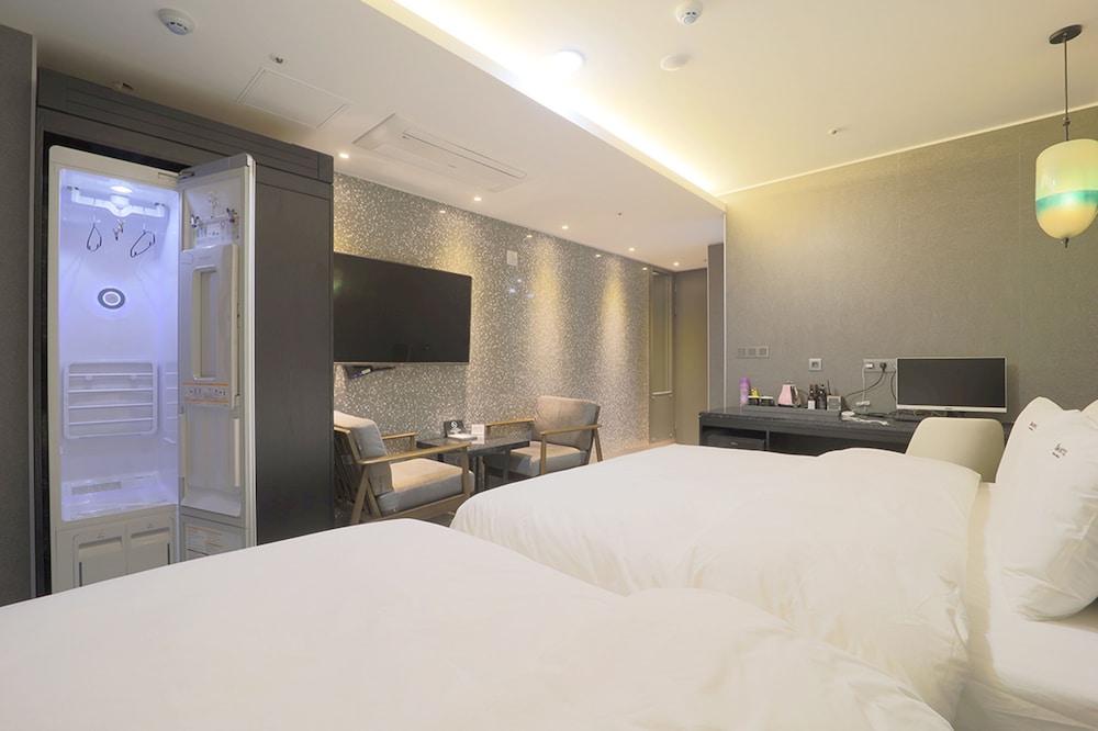 Premium Twin Room - Photo 2