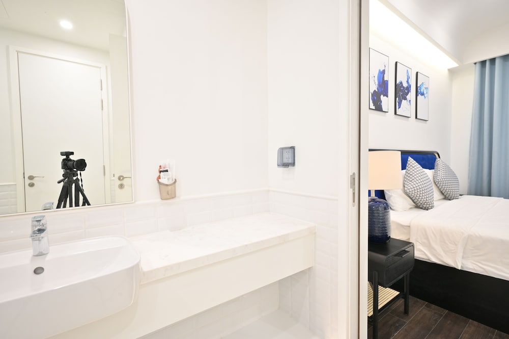 Two-Bedroom Apartment with Balcony - Photo 7